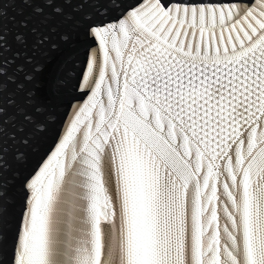 Cold shoulder sweater - Picture 2 of 6